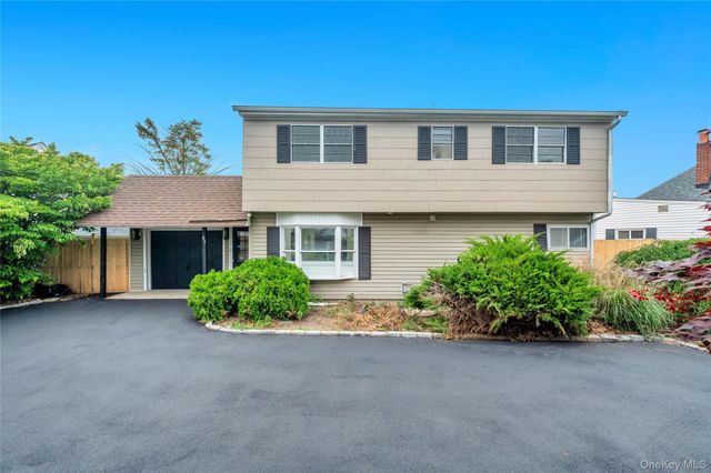 82 Scooter Lane, Hicksville, NY 11801
