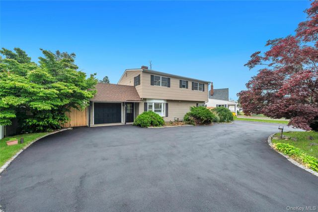 82 Scooter Lane, Hicksville, NY 11801