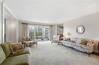 310 W 49th Street 704, Kansas City, MO 64112