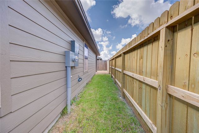 7621 Bullrider Dr, Corpus Christi, TX 78414