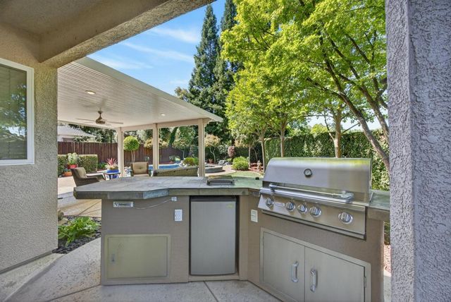 5500 Tierra Gardens Ln, Carmichael, CA 95608