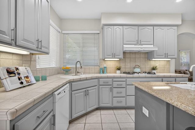 5500 Tierra Gardens Ln, Carmichael, CA 95608