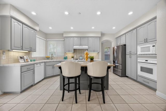 5500 Tierra Gardens Ln, Carmichael, CA 95608