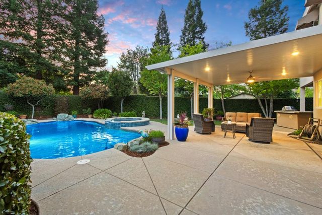 5500 Tierra Gardens Ln, Carmichael, CA 95608