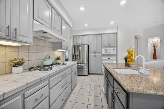 5500 Tierra Gardens Ln, Carmichael, CA 95608