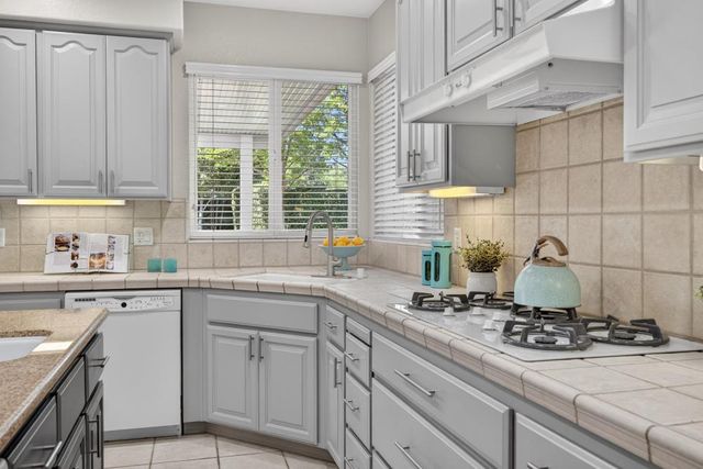 5500 Tierra Gardens Ln, Carmichael, CA 95608