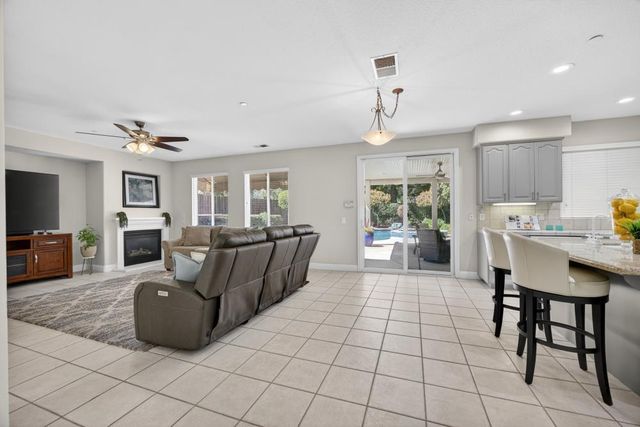 5500 Tierra Gardens Ln, Carmichael, CA 95608