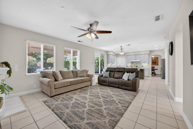 5500 Tierra Gardens Ln, Carmichael, CA 95608