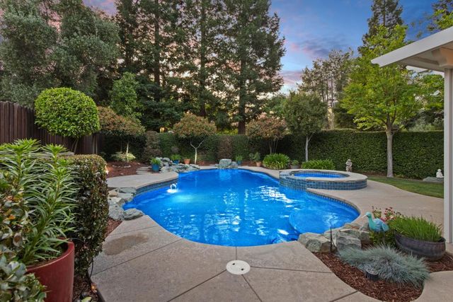 5500 Tierra Gardens Ln, Carmichael, CA 95608