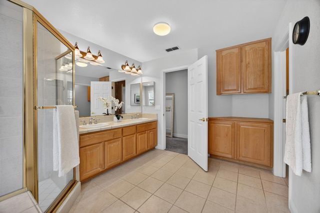 5500 Tierra Gardens Ln, Carmichael, CA 95608