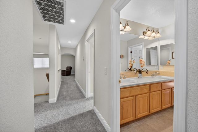 5500 Tierra Gardens Ln, Carmichael, CA 95608