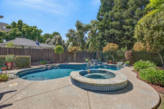 5500 Tierra Gardens Ln, Carmichael, CA 95608