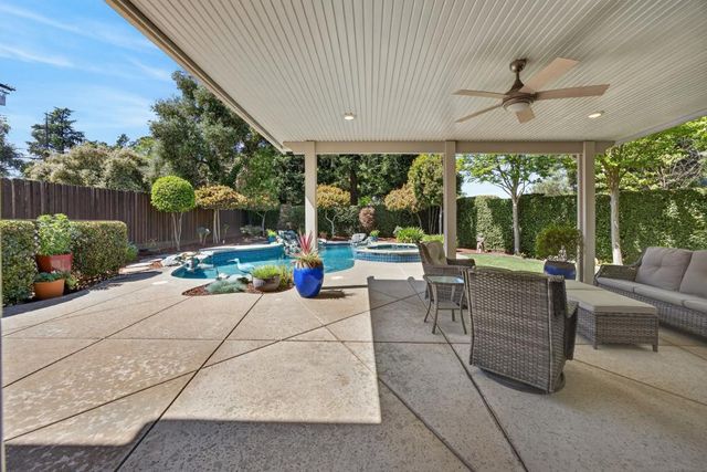 5500 Tierra Gardens Ln, Carmichael, CA 95608