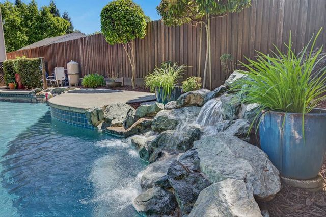 5500 Tierra Gardens Ln, Carmichael, CA 95608