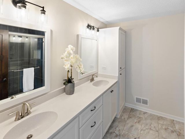 2524 Buchanan Lane S, Cambridge, MN 55008