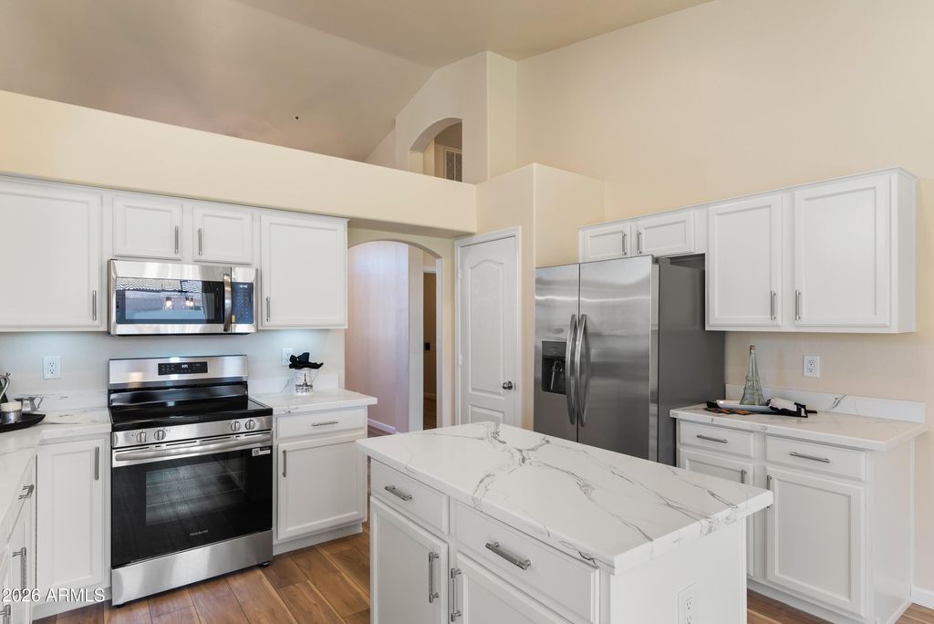 Image 5 of property listing at 10023 E JANICE Way, Scottsdale, AZ 85260