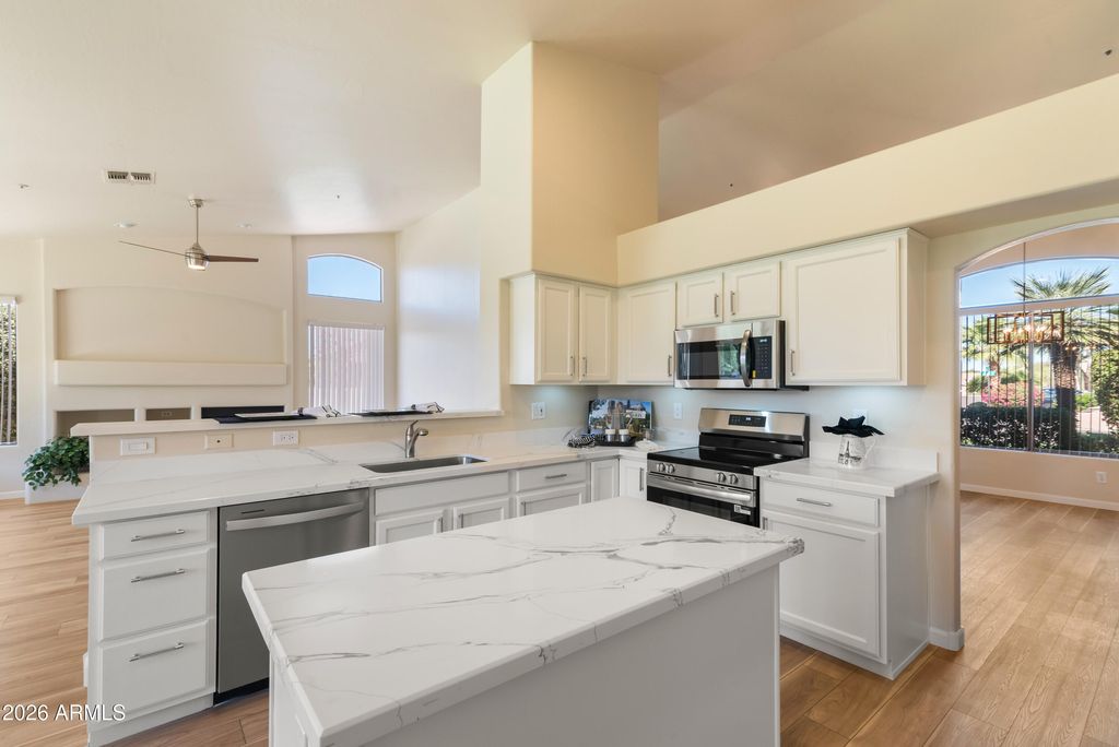 Image 6 of property listing at 10023 E JANICE Way, Scottsdale, AZ 85260