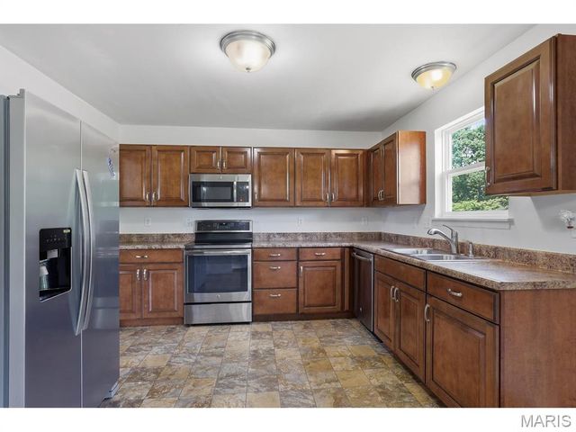 255 Winding Bluffs Court, Fenton, MO 63026