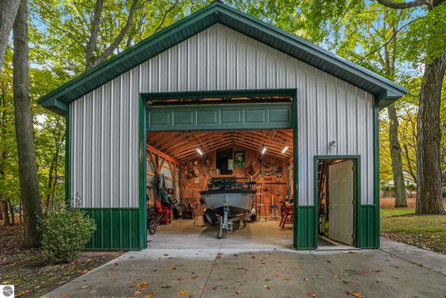 100 Maple Avenue, Frankfort, MI 49635