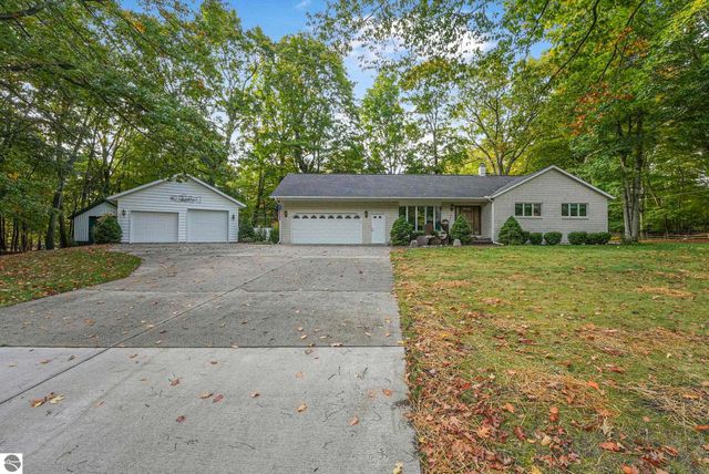 100 Maple Avenue, Frankfort, MI 49635