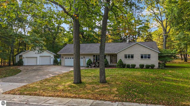 100 Maple Avenue, Frankfort, MI 49635