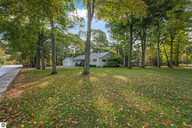 100 Maple Avenue, Frankfort, MI 49635