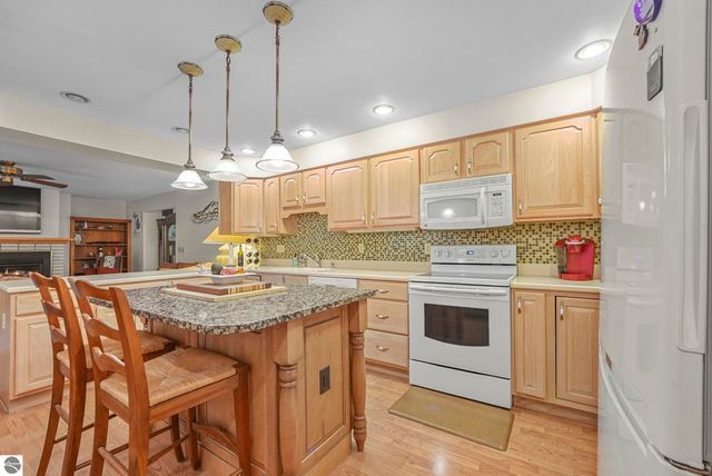 100 Maple Avenue, Frankfort, MI 49635