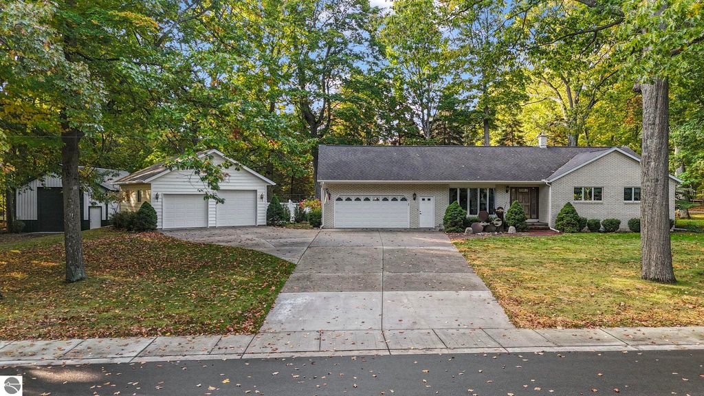 100 Maple Avenue, Frankfort, MI 49635