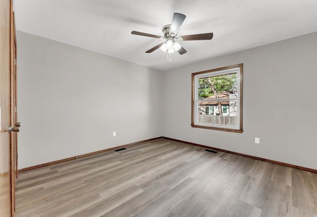 2892 S Timbercreek Avenue, Springfield, MO 65807