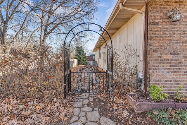 2892 S Timbercreek Avenue, Springfield, MO 65807