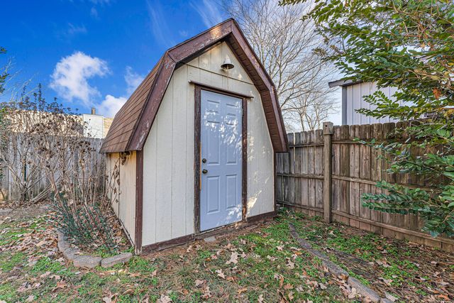 2892 S Timbercreek Avenue, Springfield, MO 65807