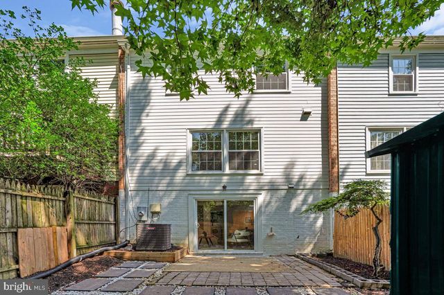 7821 GROVELAND SQ, Springfield, VA 22153
