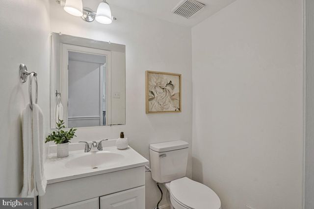 7821 GROVELAND SQ, Springfield, VA 22153