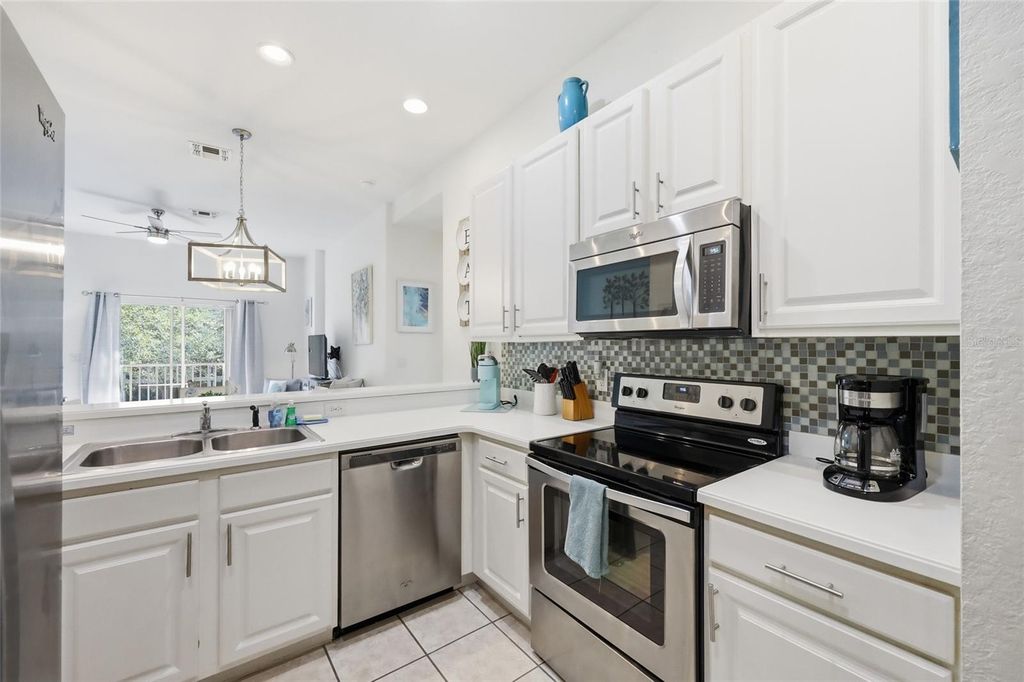 Image 8 of property listing at 411 LUCAYA LOOP 411, Davenport, FL 33897