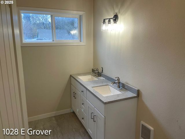 1028 E GROVER Ave, Cottage Grove, OR 97424