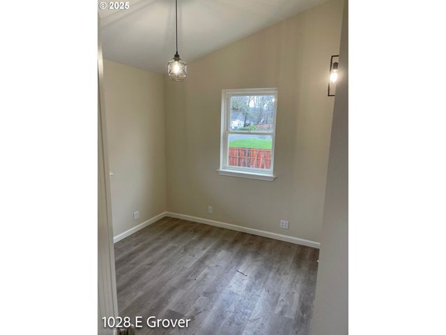1028 E GROVER Ave, Cottage Grove, OR 97424