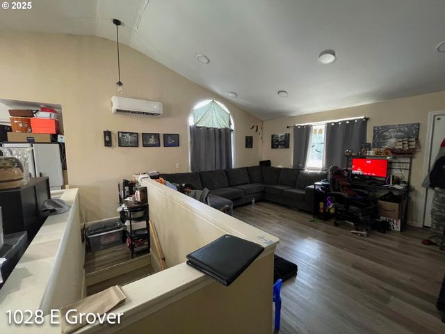 1028 E GROVER Ave, Cottage Grove, OR 97424