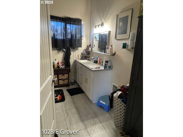 1028 E GROVER Ave, Cottage Grove, OR 97424