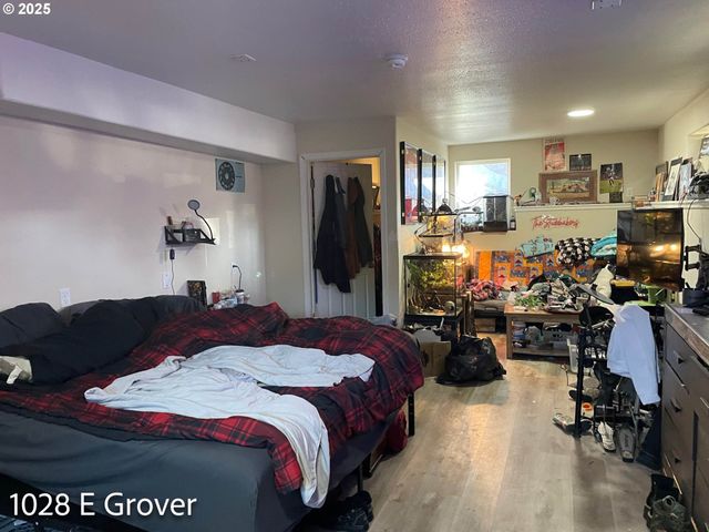 1028 E GROVER Ave, Cottage Grove, OR 97424