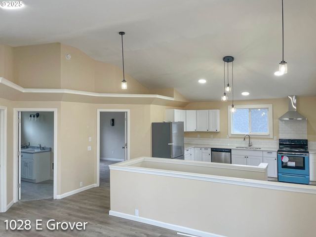 1028 E GROVER Ave, Cottage Grove, OR 97424