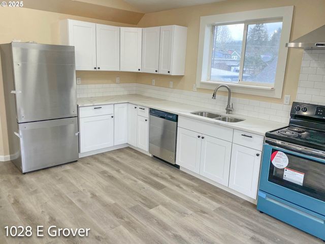 1028 E GROVER Ave, Cottage Grove, OR 97424