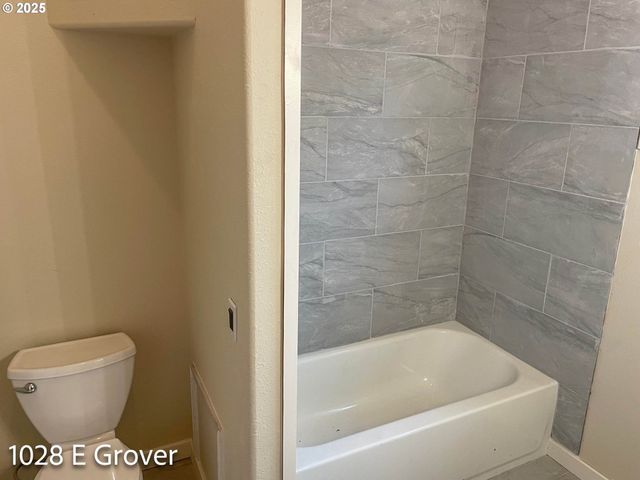 1028 E GROVER Ave, Cottage Grove, OR 97424