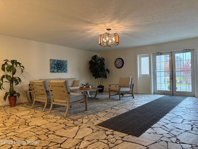 310 El Conquistador Pl 310, Louisville, KY 40220