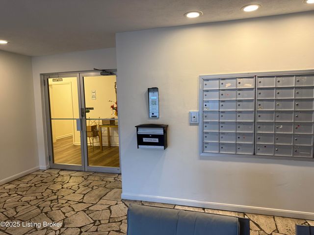 310 El Conquistador Pl 310, Louisville, KY 40220