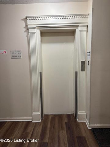 310 El Conquistador Pl 310, Louisville, KY 40220