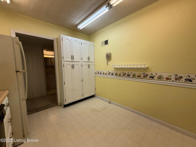 310 El Conquistador Pl 310, Louisville, KY 40220