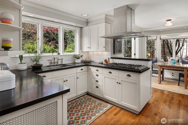 115 Dorffel Drive E, Seattle, WA 98112