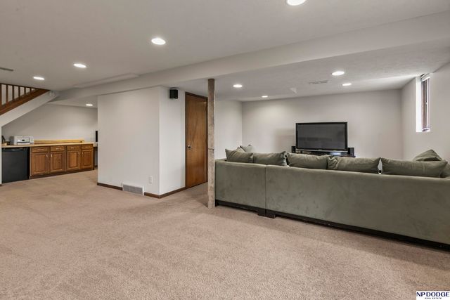 10920 Larimore Avenue, Omaha, NE 68164