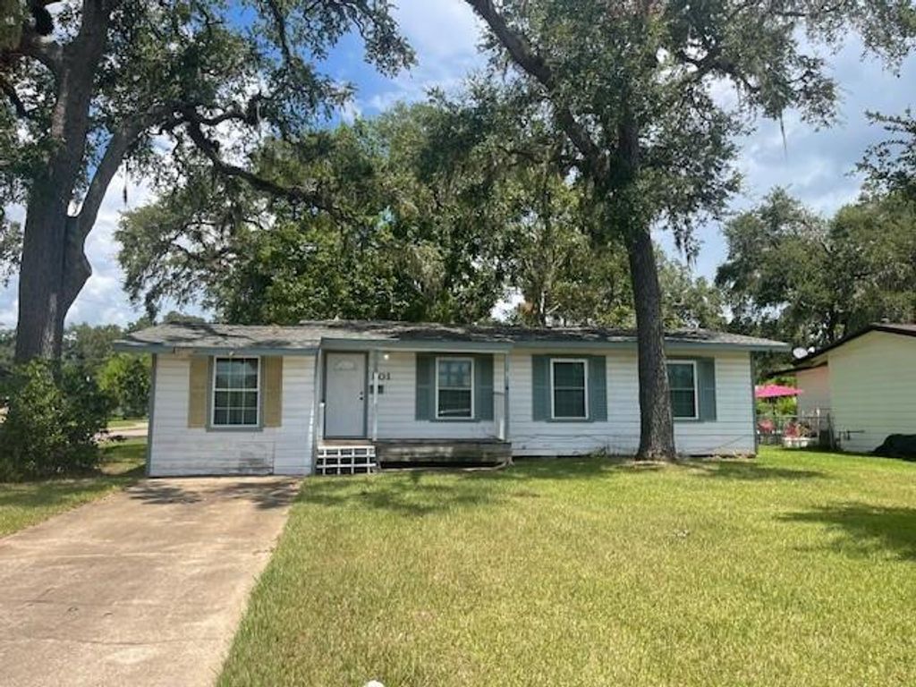 501 Magnolia Street, Lake Jackson, TX 77566