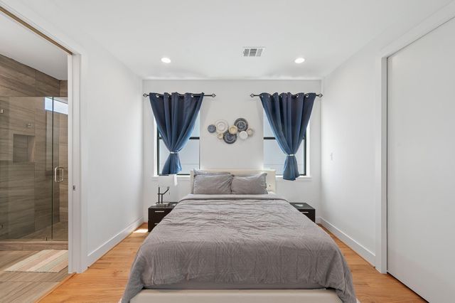 2239 N Macgregor Way, Houston, TX 77004